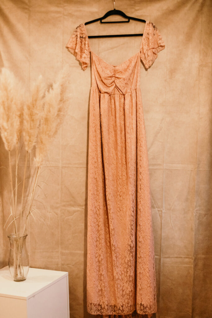 Rosa Babybauchkleid mit Spitze