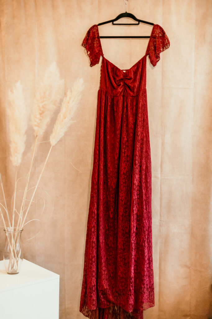 Rotes Babybauchkleid mit Spitze