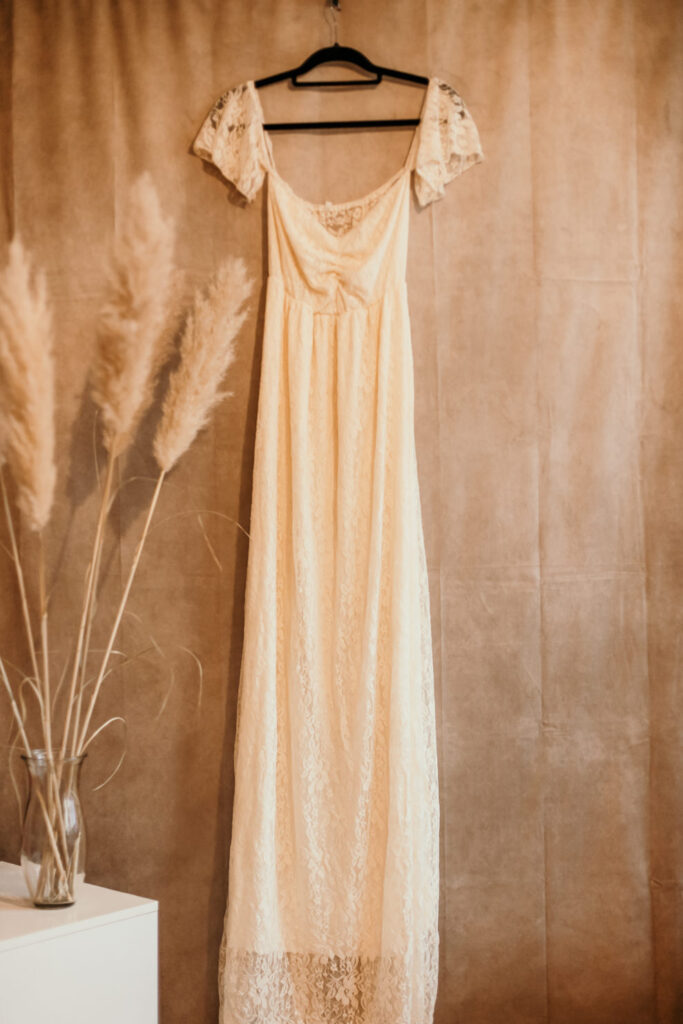 Hellrosa Babybauchkleid mit Spitze