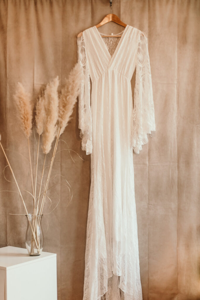 weißes Babybauchkleid mit Flügelärmel