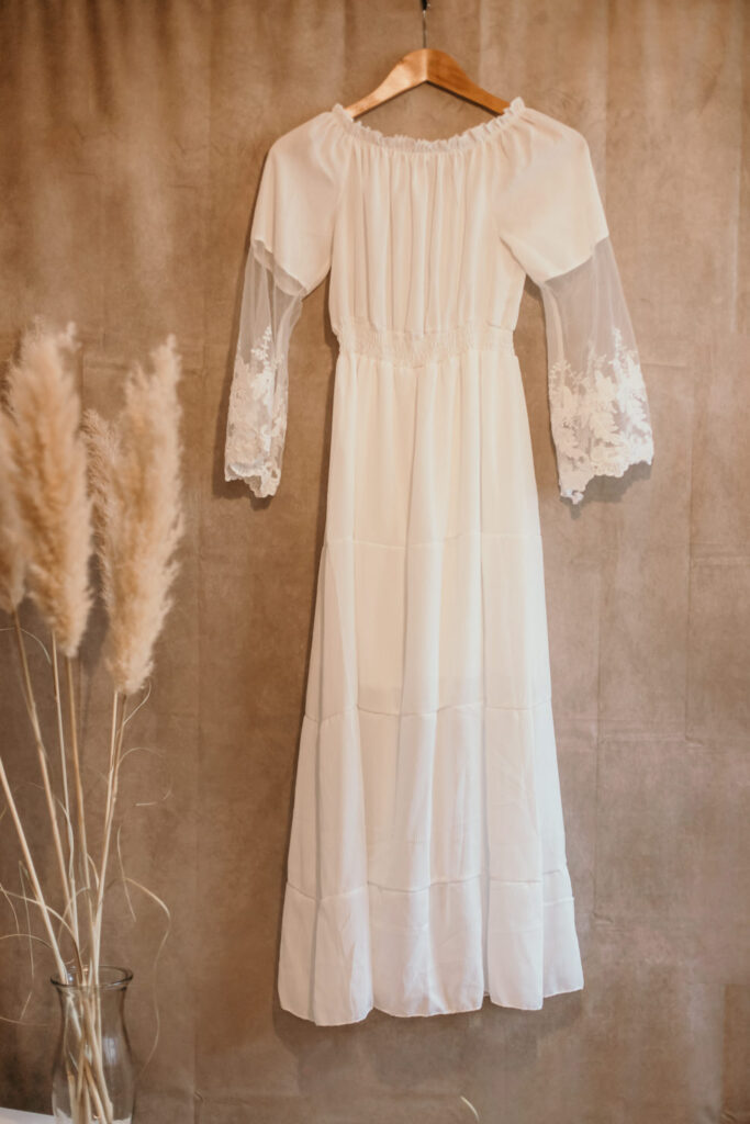 weißes Bohobreutkleid mit durchsichtigen Ärmeln