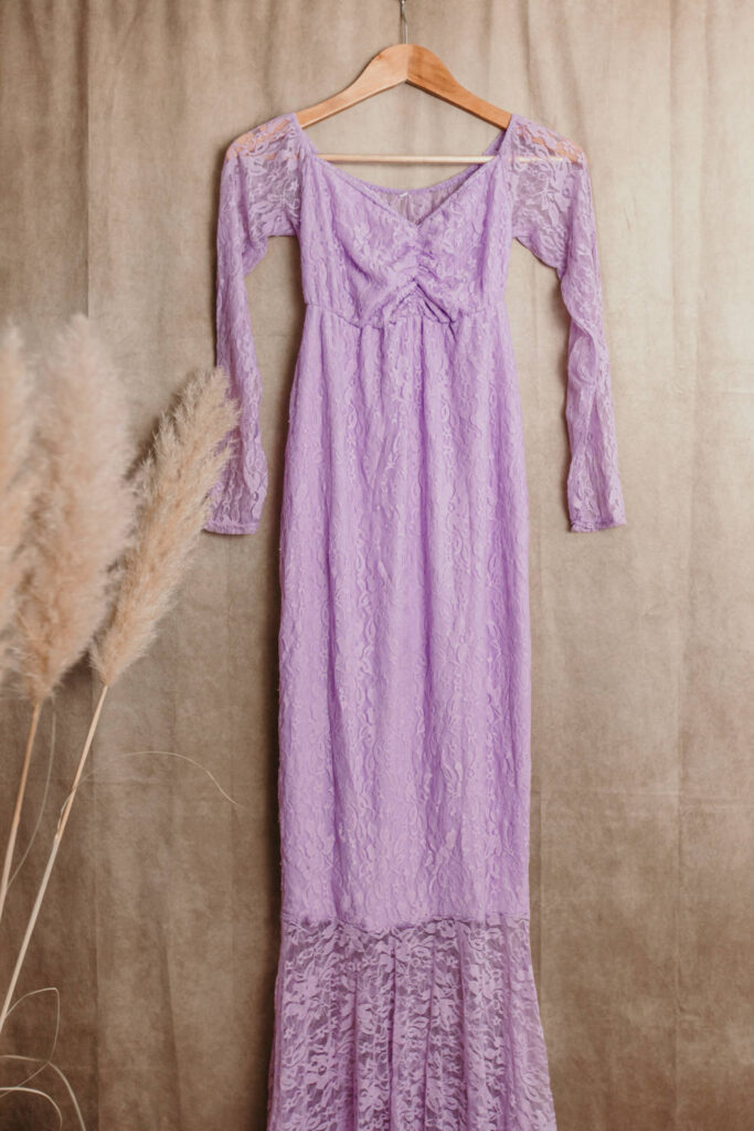 fliederfarbenes Babybauchkleid enganliegend mit Spitze
