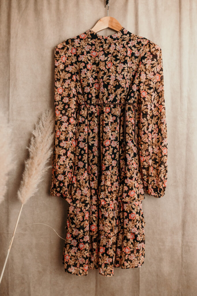 verspieltes braun-rotes Babybauchkleid kurz