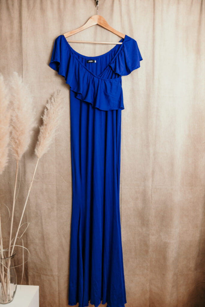 blaues enganliegendes Babybauchkleid