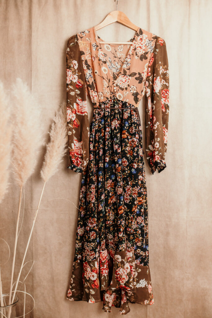 langes braunes Bohokleid für Schwangerschaftsfotos