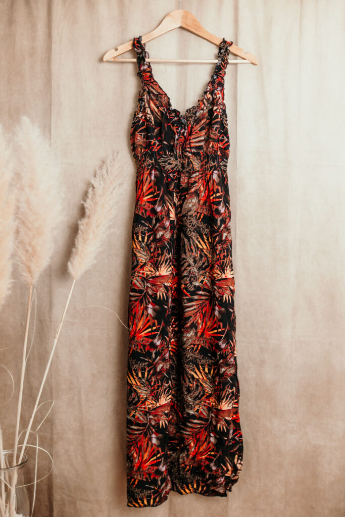 rot-braunes Kleid für Schwangerschaftsfotos