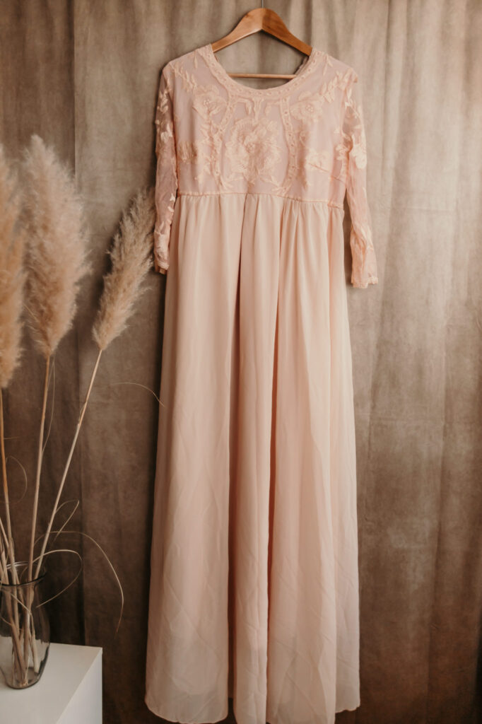 rosa Boho-Babybauchkleid mit Spitze