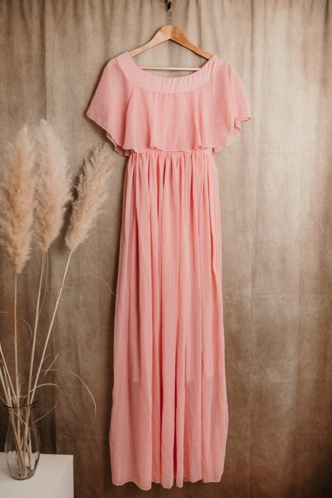 rosa Babybauchkleid mit Carmenärmeln