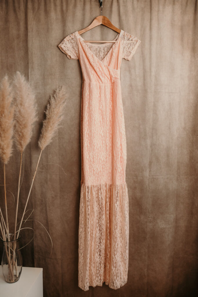 rosa Babybauchkleid im Meerjungfrauenstil und mit Spitze