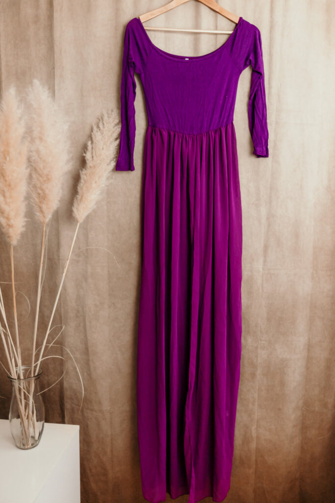 lila Babybauchkleid vorne offen