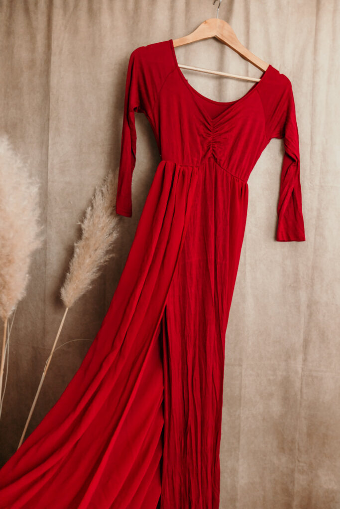 rotes Wurfkleid für Schwangerschaftsfotos