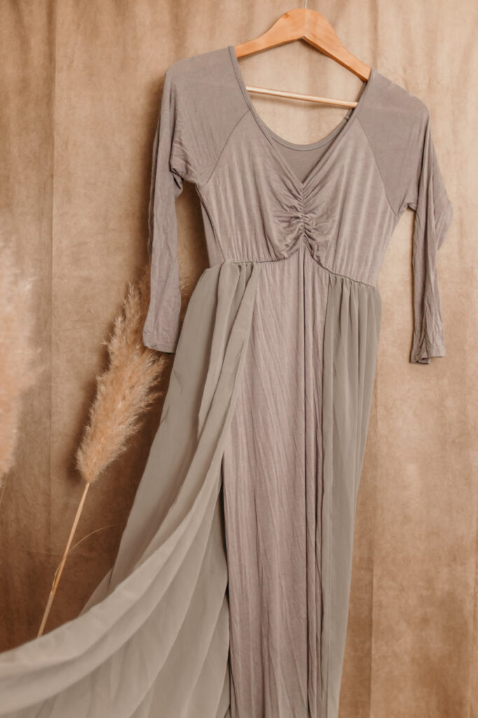 graues Wurfkleid für Schwangerschaftsfotos