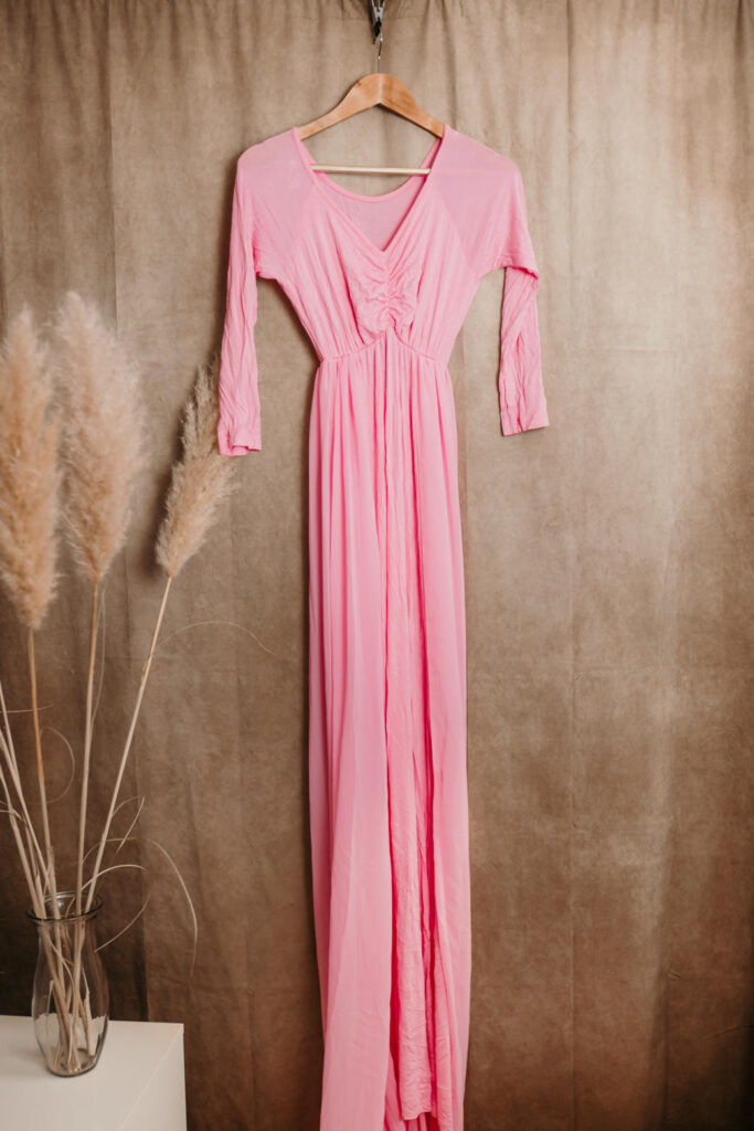 rosa Wurfkleid für Schwangerschaftsfotos