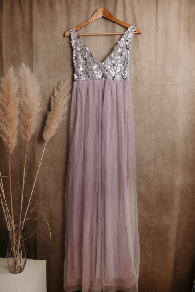 kurzärmliges graues Pailettenkleid für Babybauchfotos